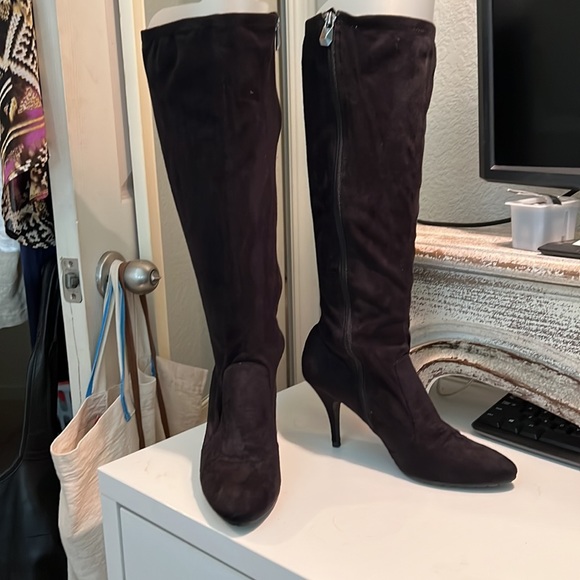 Tahari  high boot with unstructured shaft - Picture 2 of 7
